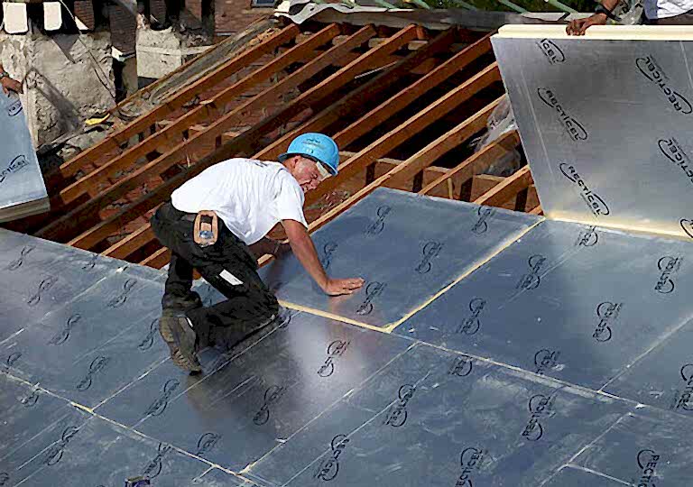 Fot. 1. Montaż izolacji nakrokwiowej Powerroof firmy Recticel.