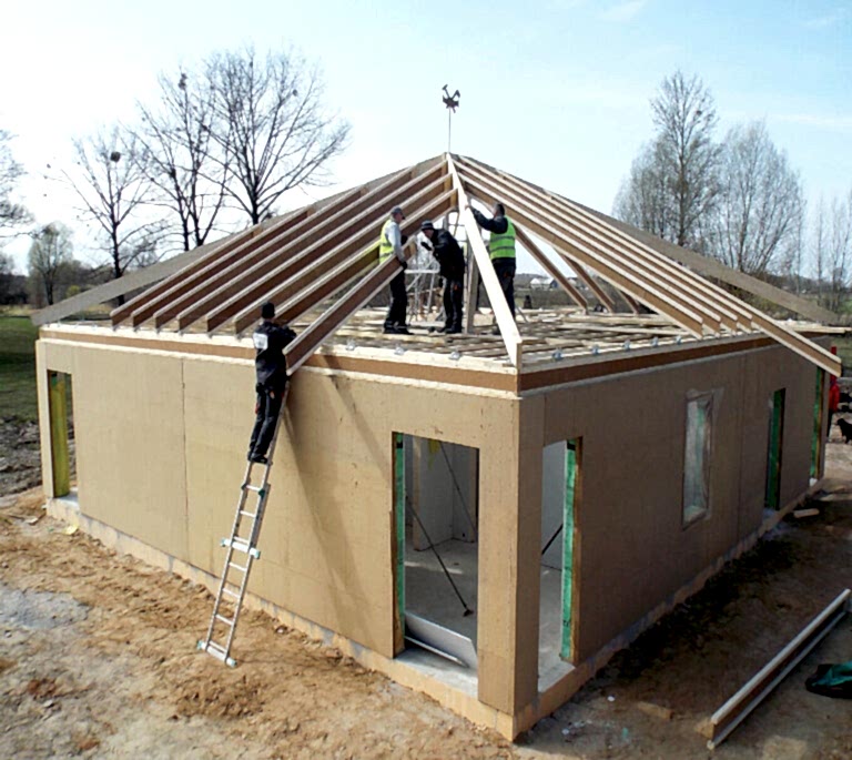 Łatwe transportowanie i obróbka krokwi STEICOjoist dzięki niewielkiemu ciężarowi Zdj. Szreder A.C. Dach STEICO