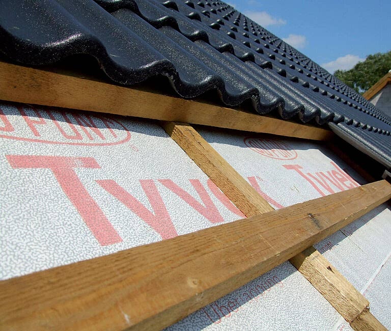 Tyvek® Solid zamontowany na wełnie mineralnej pod dachówką cementową.