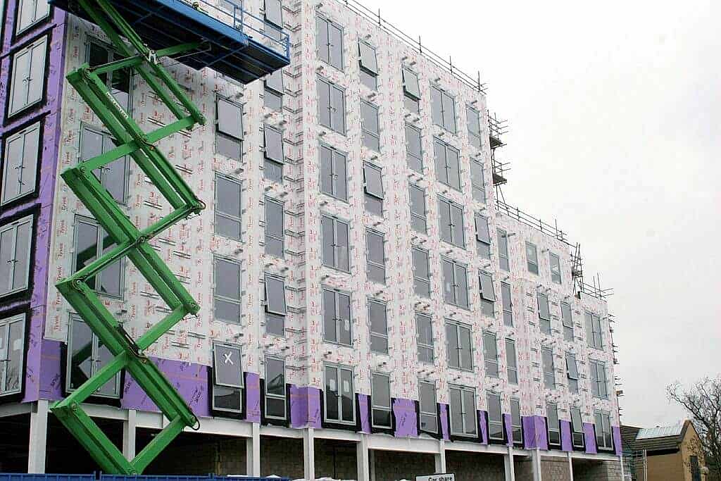 Tyvek® FireCurb® Housewrap na ścianie 6 kondygnacyjnego budynku wielorodzinnego w Milton Keynes, w Wielkiej Brytanii.