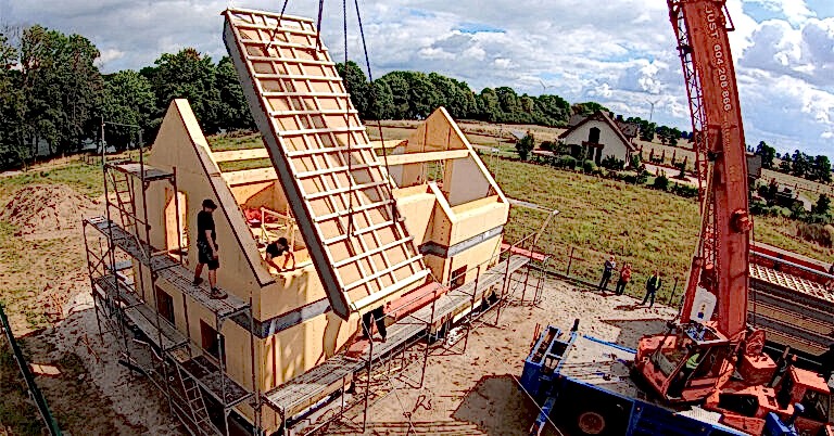 Dom można zmontować już w kilkanaście godzin, co znacznie skraca czas prac budowlanych i ponoszone z tego tytułu koszty. Fot. STEICO.