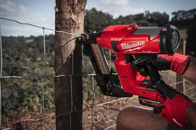 Zszywacz do ogrodzeń Milwaukee M18 FFUS 302C