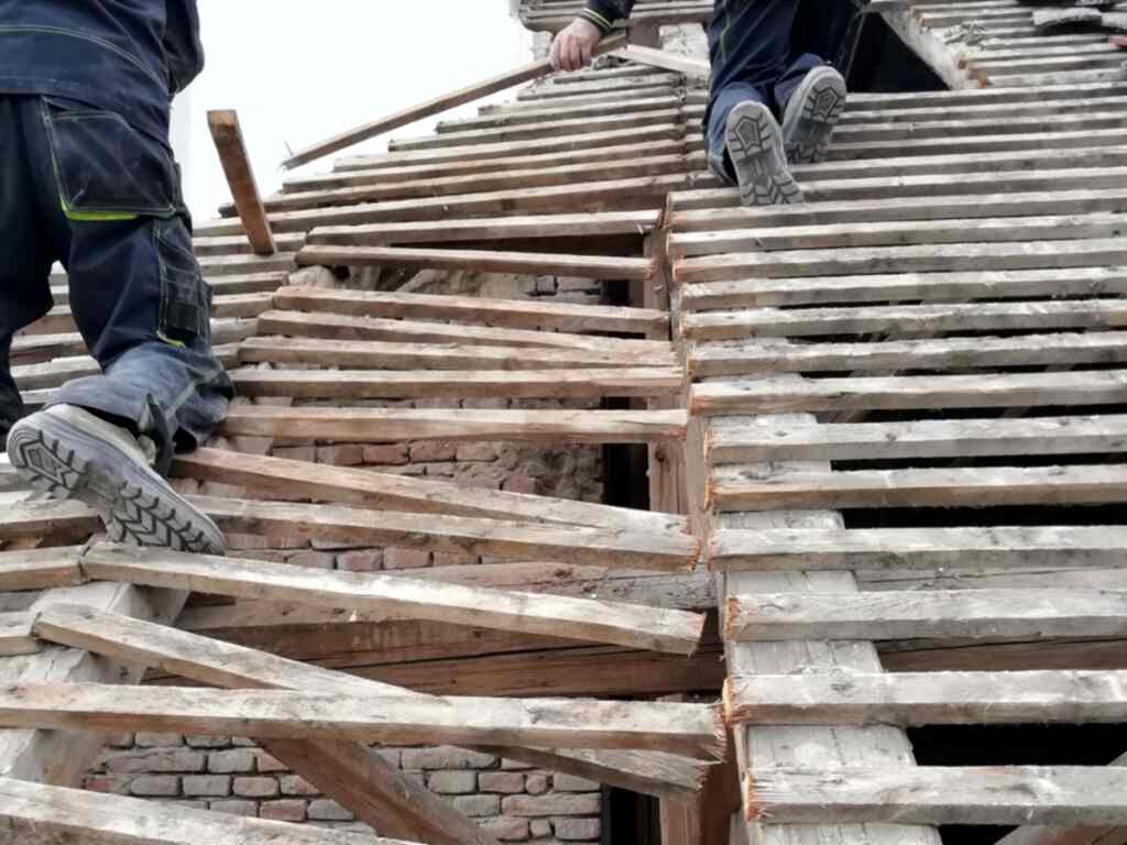 Ingerencja w więźbę dachową, dodanie nowych okien czy zmiana kubatury budynku uznawane są za przebudowę