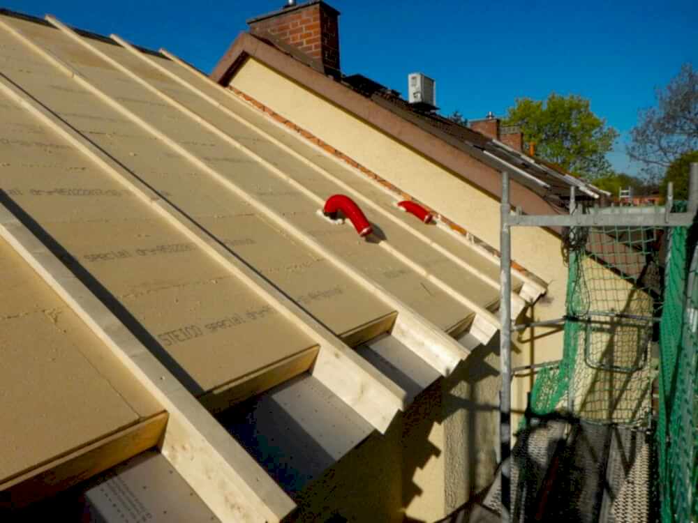 Płyty nakrokwiowe STEICOspecial dry zabezpieczają cieplnie, a dodatkowo są odporne na wodę opadową, dlatego od dnia montażu zabezpieczają dach przed deszczem. Fot. STEICO