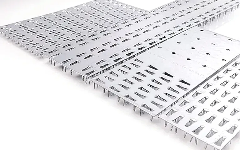 Płytki kolczaste Ristek: od lewej LL10, LL13 Connection-plate, LL13 Combi, LL13.